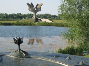 Jasenovac-Croazia.-Le-strutture-del-campo-sono-state-eliminate.-Solo-un-monumento-oggi.-300x225
