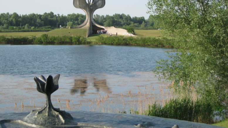 Jasenovac-Croazia.-Le-strutture-del-campo-sono-state-eliminate.-Solo-un-monumento-oggi.-777x437